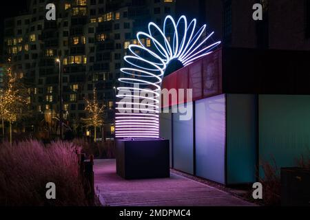 LONDON, UK - 22. JANUAR 2023: Eine durchgehende Kunstinstallation, entworfen vom Künstlerkollektiv Studio Vertigo am Battersea Power Station Stockfoto