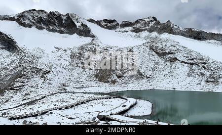 Wunderschöne Landschaft mit See und schneebedeckten Bergen Stockfoto