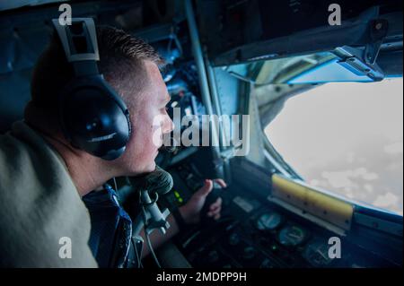 220726-N-WG572-1153 PEARL HARBOR (26. Juli 2022) – US Air Force Tech. Sgt. Michael Wallace betankt in einer US-Luftwaffe Air Force KC-135 Stratotanker während des Rim of the Pacific (RIMPAC) 2022, Juli 26. Vom 29. Juni bis zum 4. August 25.000 nehmen an der RIMPAC-Initiative 26 Nationen, 38 Schiffe, 3 U-Boote, mehr als 170 Flugzeuge und Mitarbeiter auf den hawaiianischen Inseln und in der Umgebung Südkaliforniens Teil. RIMPAC ist die weltweit größte internationale Seefahrt-Übung und bietet eine einzigartige Ausbildungsmöglichkeit bei gleichzeitiger Förderung und Aufrechterhaltung kooperativer Beziehungen zwischen den Teilnehmern Stockfoto