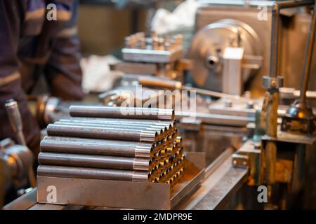 Metallrohre in der Werkstatt einer metallurgischen Anlage oder eines metallverarbeitenden Unternehmens. Stockfoto