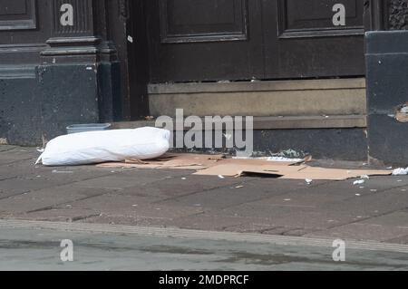 Windsor, Berkshire, Großbritannien. 23. Januar 2023. Pappe und Bettwäsche gegenüber von Windsor Castle, wo Obdachlose regelmäßig auf der Straße schlafen. Kredit: Maureen McLean/Alamy Live News Stockfoto