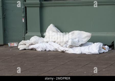 Windsor, Berkshire, Großbritannien. 23. Januar 2023. Pappe und Bettwäsche gegenüber von Windsor Castle, wo Obdachlose regelmäßig auf der Straße schlafen. Kredit: Maureen McLean/Alamy Live News Stockfoto