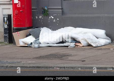 Windsor, Berkshire, Großbritannien. 23. Januar 2023. Pappe und Bettwäsche gegenüber von Windsor Castle, wo Obdachlose regelmäßig auf der Straße schlafen. Kredit: Maureen McLean/Alamy Live News Stockfoto