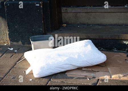 Windsor, Berkshire, Großbritannien. 23. Januar 2023. Pappe und Bettwäsche gegenüber von Windsor Castle, wo Obdachlose regelmäßig auf der Straße schlafen. Kredit: Maureen McLean/Alamy Live News Stockfoto