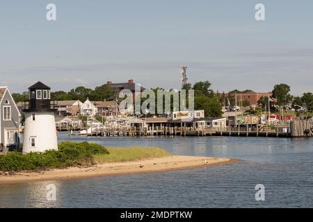 Hyannis Port, Massachusetts - 6. Juli 2022: Blick auf das bezaubernde Leuchtturm und die Restaurants im Hafen von Hyannis Port bei einem Sommerausflug Stockfoto