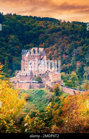 Eltz, Deutschland. Mittelalterliches Märchenschloss an der Mosel, Rheinland-Pfalz-Reiseziel, Herbstlandschaft. Stockfoto