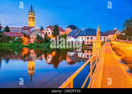 Telc, Tschechische Republik. Wunderschöne Dämmerung, UNESCO-Weltkulturerbe in Mähren, Blue Hour, Ulicky Pond Wasserspiegelung. Stockfoto