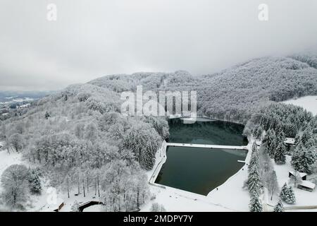 Blick auf den Balkana-See und die Umgebung mit Schnee bedeckt. Der Balkana-See liegt am Fuße des Berges Lisina, etwa 700 Meter über dem Meeresspiegel, umgeben von Weiden, Eichen und Nadelwäldern, und liegt etwa fünf Kilometer westlich von Mrkonjic Grad. Der beliebteste Ort ist ein Picknick in diesem Teil von Bosnien und Herzegowina. Es besteht aus zwei künstlichen Seen (groß und klein), die durch die Dämmung des Quellwassers der Crna Rijeka geschaffen wurden und eine Fläche von etwa 56.000 Quadratmetern in Bosnien und Herzegowina am 23. Januar 2023 abdecken. Foto: Dejan Rakita/PIXSELL Stockfoto