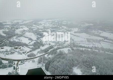 Blick auf den Balkana-See und die Umgebung mit Schnee bedeckt. Der Balkana-See liegt am Fuße des Berges Lisina, etwa 700 Meter über dem Meeresspiegel, umgeben von Weiden, Eichen und Nadelwäldern, und liegt etwa fünf Kilometer westlich von Mrkonjic Grad. Der beliebteste Ort ist ein Picknick in diesem Teil von Bosnien und Herzegowina. Es besteht aus zwei künstlichen Seen (groß und klein), die durch die Dämmung des Quellwassers der Crna Rijeka geschaffen wurden und eine Fläche von etwa 56.000 Quadratmetern in Bosnien und Herzegowina am 23. Januar 2023 abdecken. Foto: Dejan Rakita/PIXSELL Stockfoto