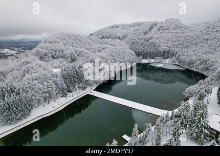 Blick auf den Balkana-See und die Umgebung mit Schnee bedeckt. Der Balkana-See liegt am Fuße des Berges Lisina, etwa 700 Meter über dem Meeresspiegel, umgeben von Weiden, Eichen und Nadelwäldern, und liegt etwa fünf Kilometer westlich von Mrkonjic Grad. Der beliebteste Ort ist ein Picknick in diesem Teil von Bosnien und Herzegowina. Es besteht aus zwei künstlichen Seen (groß und klein), die durch die Dämmung des Quellwassers der Crna Rijeka geschaffen wurden und eine Fläche von etwa 56.000 Quadratmetern in Bosnien und Herzegowina am 23. Januar 2023 abdecken. Foto: Dejan Rakita/PIXSELL Stockfoto