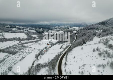 Blick auf den Balkana-See und die Umgebung mit Schnee bedeckt. Der Balkana-See liegt am Fuße des Berges Lisina, etwa 700 Meter über dem Meeresspiegel, umgeben von Weiden, Eichen und Nadelwäldern, und liegt etwa fünf Kilometer westlich von Mrkonjic Grad. Der beliebteste Ort ist ein Picknick in diesem Teil von Bosnien und Herzegowina. Es besteht aus zwei künstlichen Seen (groß und klein), die durch die Dämmung des Quellwassers der Crna Rijeka geschaffen wurden und eine Fläche von etwa 56.000 Quadratmetern in Bosnien und Herzegowina am 23. Januar 2023 abdecken. Foto: Dejan Rakita/PIXSELL Stockfoto