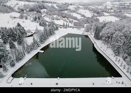 Blick auf den Balkana-See und die Umgebung mit Schnee bedeckt. Der Balkana-See liegt am Fuße des Berges Lisina, etwa 700 Meter über dem Meeresspiegel, umgeben von Weiden, Eichen und Nadelwäldern, und liegt etwa fünf Kilometer westlich von Mrkonjic Grad. Der beliebteste Ort ist ein Picknick in diesem Teil von Bosnien und Herzegowina. Es besteht aus zwei künstlichen Seen (groß und klein), die durch die Dämmung des Quellwassers der Crna Rijeka geschaffen wurden und eine Fläche von etwa 56.000 Quadratmetern in Bosnien und Herzegowina am 23. Januar 2023 abdecken. Foto: Dejan Rakita/PIXSELL Stockfoto
