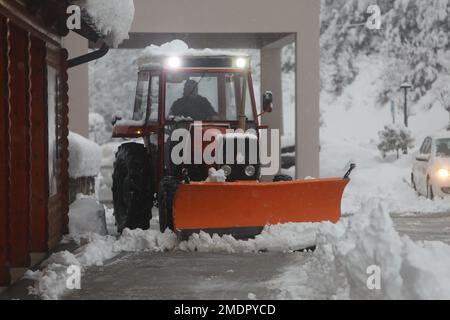 Die Autobahn D1 von Karlovac nach Slunj ist schneebedeckt. Aufgrund der