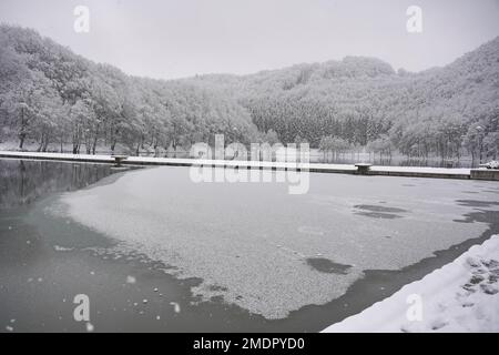 Blick auf den Balkana-See und die Umgebung mit Schnee bedeckt. Der Balkana-See liegt am Fuße des Berges Lisina, etwa 700 Meter über dem Meeresspiegel, umgeben von Weiden, Eichen und Nadelwäldern, und liegt etwa fünf Kilometer westlich von Mrkonjic Grad. Der beliebteste Ort ist ein Picknick in diesem Teil von Bosnien und Herzegowina. Es besteht aus zwei künstlichen Seen (groß und klein), die durch die Dämmung des Quellwassers der Crna Rijeka geschaffen wurden und eine Fläche von etwa 56.000 Quadratmetern in Bosnien und Herzegowina am 23. Januar 2023 abdecken. Foto: Dejan Rakita/PIXSELL Stockfoto