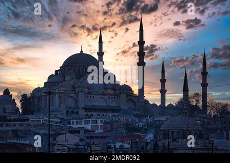 Silhouette, Minarette der Sueleymaniye Moschee gegen den Abendhimmel, Istanbul, Türkei Stockfoto