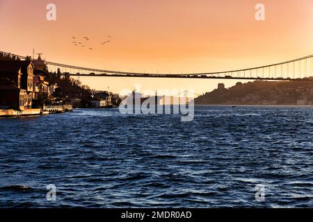 Frachtschiff unter der Fatih Sultan Mehmet Brücke, Sonnenuntergang, Bosporus, Sariyer, Istanbul Stockfoto