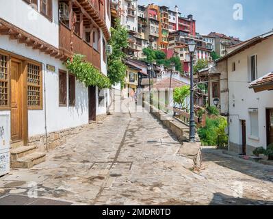 Veliko Tarnovo, Bulgarien - August 2022: Szene aus den mittelalterlichen kopfsteingepflasterten Gassen in Veliko Tarnovo Stockfoto