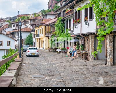 Veliko Tarnovo, Bulgarien - August 2022: Szene aus den mittelalterlichen kopfsteingepflasterten Gassen in Veliko Tarnovo Stockfoto