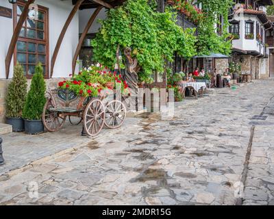 Veliko Tarnovo, Bulgarien - August 2022: Szene aus den mittelalterlichen kopfsteingepflasterten Gassen in Veliko Tarnovo Stockfoto