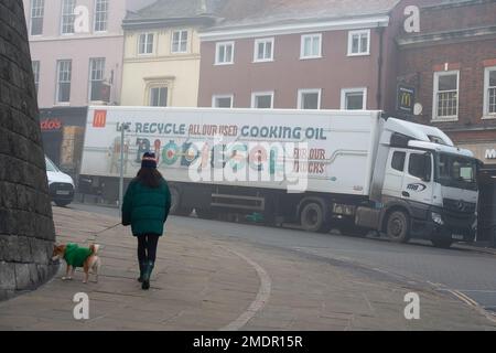 Windsor, Berkshire, Großbritannien. 23. Januar 2023. Ein riesiger LKW, der McDonald's in Windsor beliefert, mit der Botschaft, dass er sein gesamtes Speiseöl für Biodiesel für seine Lkw recycelt. Kredit: Maureen McLean/Alamy Live News Stockfoto