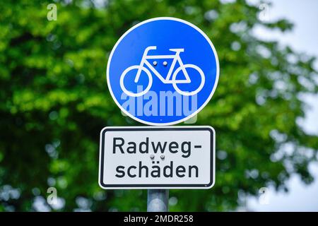 Verkehrszeichen: Beschädigung der Radwege Stockfoto