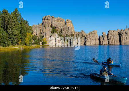 Kajakfahrer paddeln auf Sylvan Lake, Custer State Park, South Dakota, USA Stockfoto