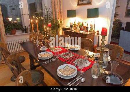 Tischdecken mit Essen, Tischdecken, Tellern, Porzellan Stockfoto