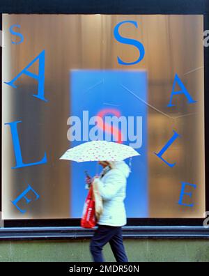 Glasgow, Schottland, Vereinigtes Königreich 23.t. Januar 2023. UK Weather: Verkaufsfenster Shopping Wet sah das allgegenwärtige Brolly im Stadtzentrum auftauchen. Credit Gerard Ferry/Alamy Live News Stockfoto