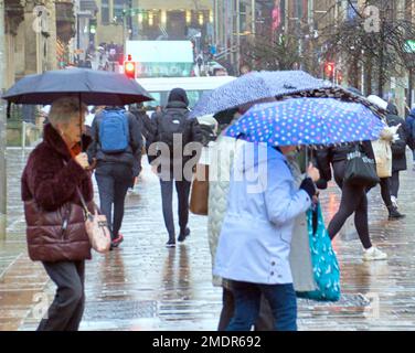 Glasgow, Schottland, Vereinigtes Königreich 23.t. Januar 2023. UK Weather: Buckman Street Stil Meile Premier Shopping Viertel von Schottland Wet sah das allgegenwärtige brolly im Stadtzentrum erscheinen. Credit Gerard Ferry/Alamy Live News Stockfoto