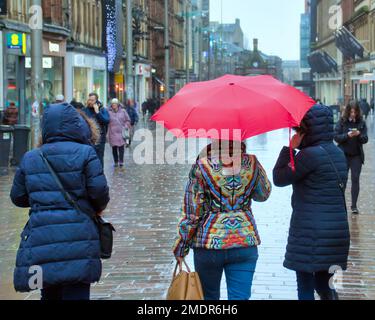 Glasgow, Schottland, Vereinigtes Königreich 23.t. Januar 2023. UK Weather: Buckman Street Stil Meile Premier Shopping Viertel von Schottland Wet sah das allgegenwärtige brolly im Stadtzentrum erscheinen. Credit Gerard Ferry/Alamy Live News Stockfoto