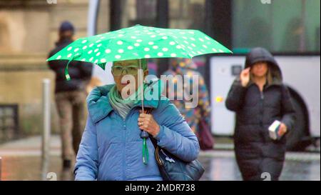 Glasgow, Schottland, Vereinigtes Königreich 23.t. Januar 2023. UK Weather: Buckman Street Stil Meile Premier Shopping Viertel von Schottland Wet sah das allgegenwärtige brolly im Stadtzentrum erscheinen. Credit Gerard Ferry/Alamy Live News Stockfoto