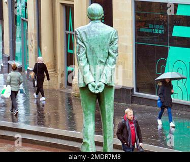 Glasgow, Schottland, Vereinigtes Königreich 23.t. Januar 2023. UK Weather: Buckman Street Stil Meile Donald Dewar Statue Wet sah die allgegenwärtige brolly im Stadtzentrum erscheinen. Credit Gerard Ferry/Alamy Live News Stockfoto