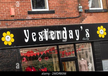 Gestern Second-Hand-Bekleidungsgeschäft, mit der richtigen Adresse von Apostrophe in der Chorley Market Street, Großbritannien Verkauf von Secondhand-Kleidung nach Gewicht, alter Bekleidungsladen; Vintage-Bekleidungsverkauf, Verkauf von wiederverwendbarer Kleidung, aufgewertete, wiederverwendbare gespendete Kleidung. Stockfoto