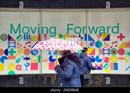 Glasgow, Schottland, Vereinigtes Königreich 23.t. Januar 2023. UK Weather: Sauchiehall Street Regeneration Schild Wet sah das allgegenwärtige brolly im Stadtzentrum. Credit Gerard Ferry/Alamy Live News Stockfoto