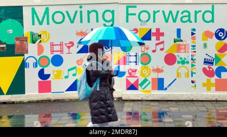 Glasgow, Schottland, Vereinigtes Königreich 23.t. Januar 2023. UK Weather: Sauchiehall Street Regeneration Schild Wet sah das allgegenwärtige brolly im Stadtzentrum. Credit Gerard Ferry/Alamy Live News Stockfoto