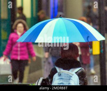 Glasgow, Schottland, Vereinigtes Königreich 23.t. Januar 2023. UK Weather: Wet sah das allgegenwärtige Brolly im Stadtzentrum erscheinen. Credit Gerard Ferry/Alamy Live News Stockfoto