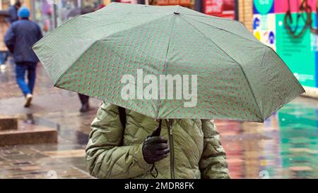 Glasgow, Schottland, Vereinigtes Königreich 23.t. Januar 2023. UK Weather: Wet sah das allgegenwärtige Brolly im Stadtzentrum erscheinen. Credit Gerard Ferry/Alamy Live News Stockfoto