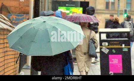 Glasgow, Schottland, Vereinigtes Königreich 23.t. Januar 2023. UK Weather: Wet sah das allgegenwärtige Brolly im Stadtzentrum erscheinen. Credit Gerard Ferry/Alamy Live News Stockfoto