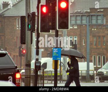 Glasgow, Schottland, Vereinigtes Königreich 23.t. Januar 2023. UK Weather: Fußgängerzone an der Kreuzung anniesland. Nass sah das allgegenwärtige Brolly im Stadtzentrum erscheinen. Credit Gerard Ferry/Alamy Live News Stockfoto