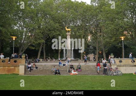 Brunnen Zum Goldenen Hirschen, Rudolph Wilde Park, City Park, Schoeneberg, Tempelhof-Schoeneberg, Berlin, Deutschland Stockfoto