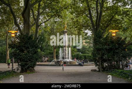 Brunnen Zum Goldenen Hirschen, Rudolph Wilde Park, City Park, Schoeneberg, Tempelhof-Schoeneberg, Berlin, Deutschland Stockfoto