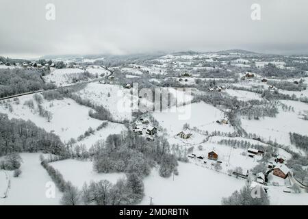 Blick auf den Balkana-See und die Umgebung mit Schnee bedeckt. Der Balkana-See liegt am Fuße des Berges Lisina, etwa 700 Meter über dem Meeresspiegel, umgeben von Weiden, Eichen und Nadelwäldern, und liegt etwa fünf Kilometer westlich von Mrkonjic Grad. Der beliebteste Ort ist ein Picknick in diesem Teil von Bosnien und Herzegowina. Es besteht aus zwei künstlichen Seen (groß und klein), die durch die Dämmung des Quellwassers der Crna Rijeka geschaffen wurden und eine Fläche von etwa 56.000 Quadratmetern in Bosnien und Herzegowina am 23. Januar 2023 abdecken. Foto: Dejan Rakita/PIXSELL Stockfoto