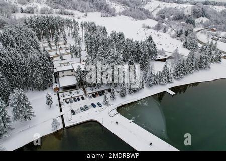 Blick auf den Balkana-See und die Umgebung mit Schnee bedeckt. Der Balkana-See liegt am Fuße des Berges Lisina, etwa 700 Meter über dem Meeresspiegel, umgeben von Weiden, Eichen und Nadelwäldern, und liegt etwa fünf Kilometer westlich von Mrkonjic Grad. Der beliebteste Ort ist ein Picknick in diesem Teil von Bosnien und Herzegowina. Es besteht aus zwei künstlichen Seen (groß und klein), die durch die Dämmung des Quellwassers der Crna Rijeka geschaffen wurden und eine Fläche von etwa 56.000 Quadratmetern in Bosnien und Herzegowina am 23. Januar 2023 abdecken. Foto: Dejan Rakita/PIXSELL Stockfoto