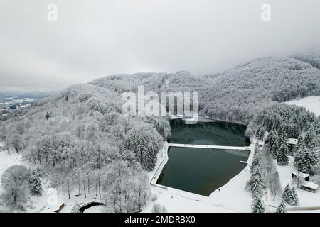 Blick auf den Balkana-See und die Umgebung mit Schnee bedeckt. Der Balkana-See liegt am Fuße des Berges Lisina, etwa 700 Meter über dem Meeresspiegel, umgeben von Weiden, Eichen und Nadelwäldern, und liegt etwa fünf Kilometer westlich von Mrkonjic Grad. Der beliebteste Ort ist ein Picknick in diesem Teil von Bosnien und Herzegowina. Es besteht aus zwei künstlichen Seen (groß und klein), die durch die Dämmung des Quellwassers der Crna Rijeka geschaffen wurden und eine Fläche von etwa 56.000 Quadratmetern in Bosnien und Herzegowina am 23. Januar 2023 abdecken. Foto: Dejan Rakita/PIXSELL Stockfoto