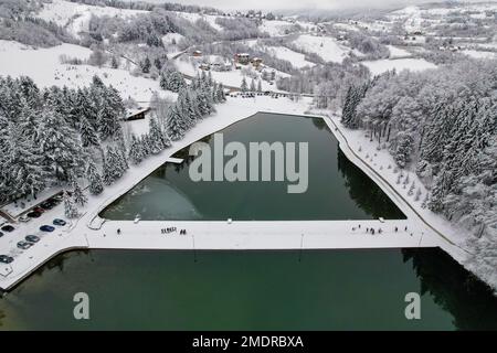 Blick auf den Balkana-See und die Umgebung mit Schnee bedeckt. Der Balkana-See liegt am Fuße des Berges Lisina, etwa 700 Meter über dem Meeresspiegel, umgeben von Weiden, Eichen und Nadelwäldern, und liegt etwa fünf Kilometer westlich von Mrkonjic Grad. Der beliebteste Ort ist ein Picknick in diesem Teil von Bosnien und Herzegowina. Es besteht aus zwei künstlichen Seen (groß und klein), die durch die Dämmung des Quellwassers der Crna Rijeka geschaffen wurden und eine Fläche von etwa 56.000 Quadratmetern in Bosnien und Herzegowina am 23. Januar 2023 abdecken. Foto: Dejan Rakita/PIXSELL Stockfoto
