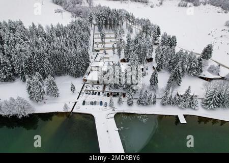 Blick auf den Balkana-See und die Umgebung mit Schnee bedeckt. Der Balkana-See liegt am Fuße des Berges Lisina, etwa 700 Meter über dem Meeresspiegel, umgeben von Weiden, Eichen und Nadelwäldern, und liegt etwa fünf Kilometer westlich von Mrkonjic Grad. Der beliebteste Ort ist ein Picknick in diesem Teil von Bosnien und Herzegowina. Es besteht aus zwei künstlichen Seen (groß und klein), die durch die Dämmung des Quellwassers der Crna Rijeka geschaffen wurden und eine Fläche von etwa 56.000 Quadratmetern in Bosnien und Herzegowina am 23. Januar 2023 abdecken. Foto: Dejan Rakita/PIXSELL Stockfoto