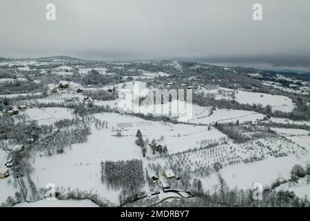 Blick auf den Balkana-See und die Umgebung mit Schnee bedeckt. Der Balkana-See liegt am Fuße des Berges Lisina, etwa 700 Meter über dem Meeresspiegel, umgeben von Weiden, Eichen und Nadelwäldern, und liegt etwa fünf Kilometer westlich von Mrkonjic Grad. Der beliebteste Ort ist ein Picknick in diesem Teil von Bosnien und Herzegowina. Es besteht aus zwei künstlichen Seen (groß und klein), die durch die Dämmung des Quellwassers der Crna Rijeka geschaffen wurden und eine Fläche von etwa 56.000 Quadratmetern in Bosnien und Herzegowina am 23. Januar 2023 abdecken. Foto: Dejan Rakita/PIXSELL Stockfoto
