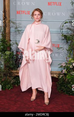 Erin Richards fotografierte während der Weltpremiere von "The Crown Season 6" , die am Dienstag, den 8 . November 2022 im Theatre Royal Druy Lane in London stattfand . Bild von Julie Edwards. Stockfoto