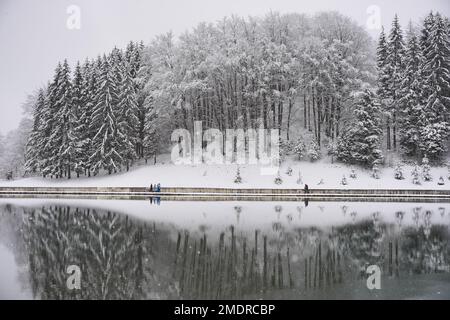 Blick auf den Balkana-See und die Umgebung mit Schnee bedeckt. Der Balkana-See liegt am Fuße des Berges Lisina, etwa 700 Meter über dem Meeresspiegel, umgeben von Weiden, Eichen und Nadelwäldern, und liegt etwa fünf Kilometer westlich von Mrkonjic Grad. Der beliebteste Ort ist ein Picknick in diesem Teil von Bosnien und Herzegowina. Es besteht aus zwei künstlichen Seen (groß und klein), die durch die Dämmung des Quellwassers der Crna Rijeka geschaffen wurden und eine Fläche von etwa 56.000 Quadratmetern in Bosnien und Herzegowina am 23. Januar 2023 abdecken. Foto: Dejan Rakita/PIXSELL Stockfoto