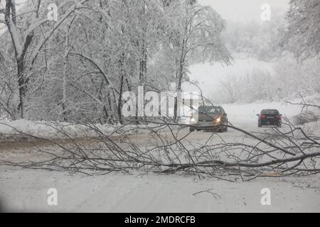 Die Autobahn D1 von Karlovac nach Slunj ist schneebedeckt. Aufgrund der